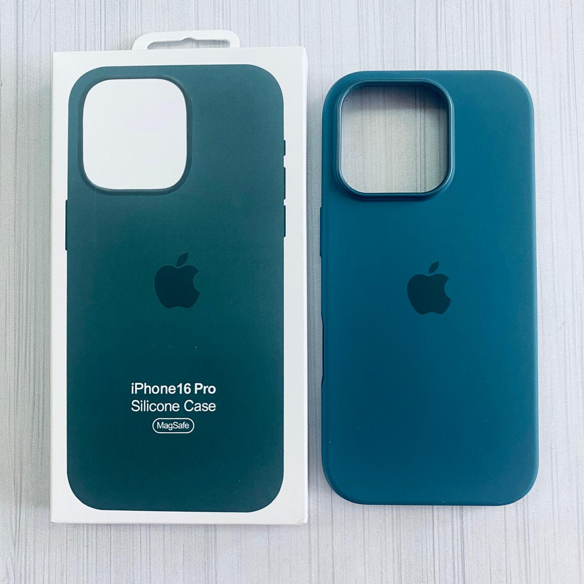 PHONE 16 PRO - SILICON CASE MAGSAFE GREEN