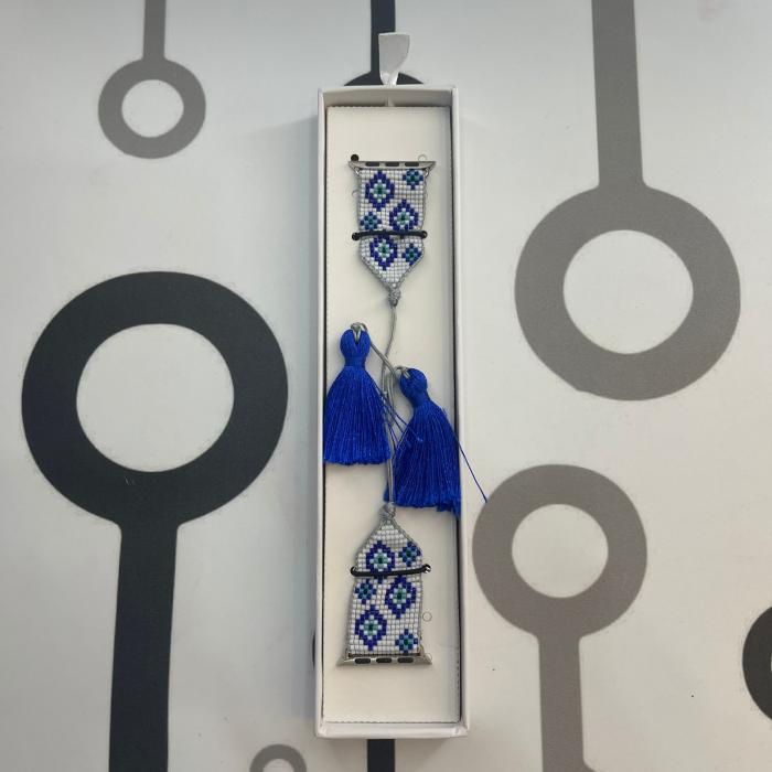 HANDMADE IWATCH BAND 38/40/41 GEOMETRICO AZUL/BLANCO POMPONES AZULES