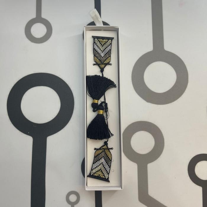 HANDMADE IWATCH BAND 38/40/41 HANDMADE GEOMETRICO DORADO/PLATEADO POMPONES NEGROS