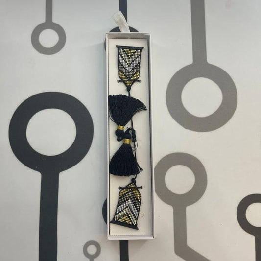 HANDMADE IWATCH BAND 38/40/41 HANDMADE GEOMETRICO DORADO/PLATEADO POMPONES NEGROS