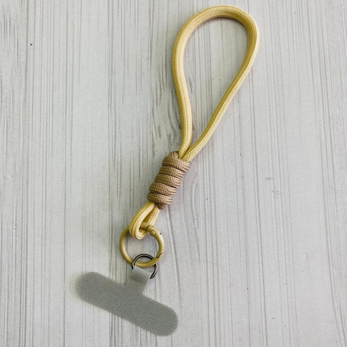 LLAVERO MUÑEQUERA BEIGE