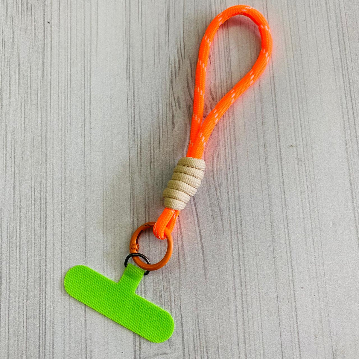 LLAVERO MUÑEQUERA NARANJA NEON